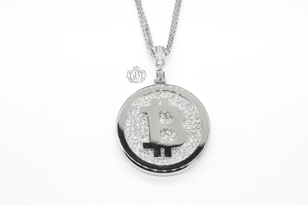 Sản phẩm dây chuyền chế tác mặt Bitcoin bằng vàng 18k.