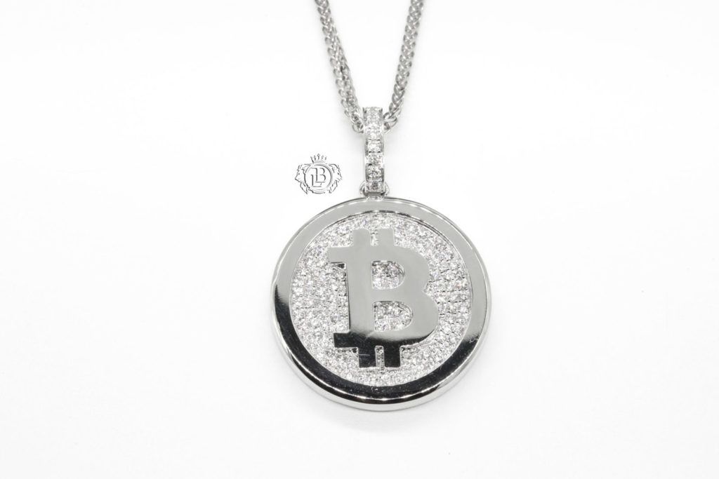 Dây chuyền chế tác mặt Bitcoin có giá trị, có thể là món quà noel hấp dẫn.