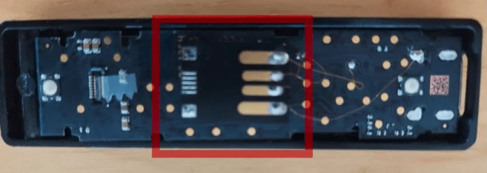 Đây là Ledger giả mạo. Cấu trúc 4 chấu như một USB bình thường. Nguồn: BleepingComputer
