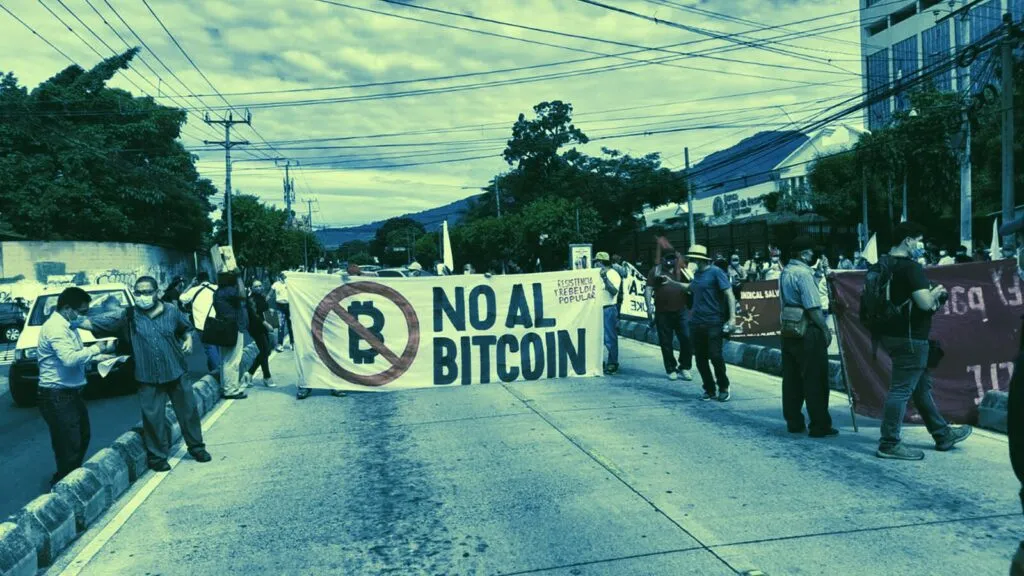 Dân chúng ra đường biểu tình phải đối chấp nhận Bitcoin.