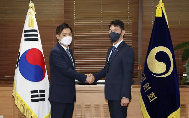 Joo-Hyun Kim, Chủ tịch Ủy ban Dịch vụ Tài chính (trái) và Bok-Hyun Lee, Chủ tịch Dịch vụ Giám sát Tài chính. Nguồn: edaily