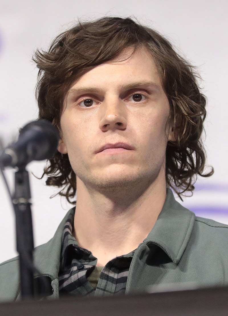 Evan Peters tại một hội nghị năm 2019